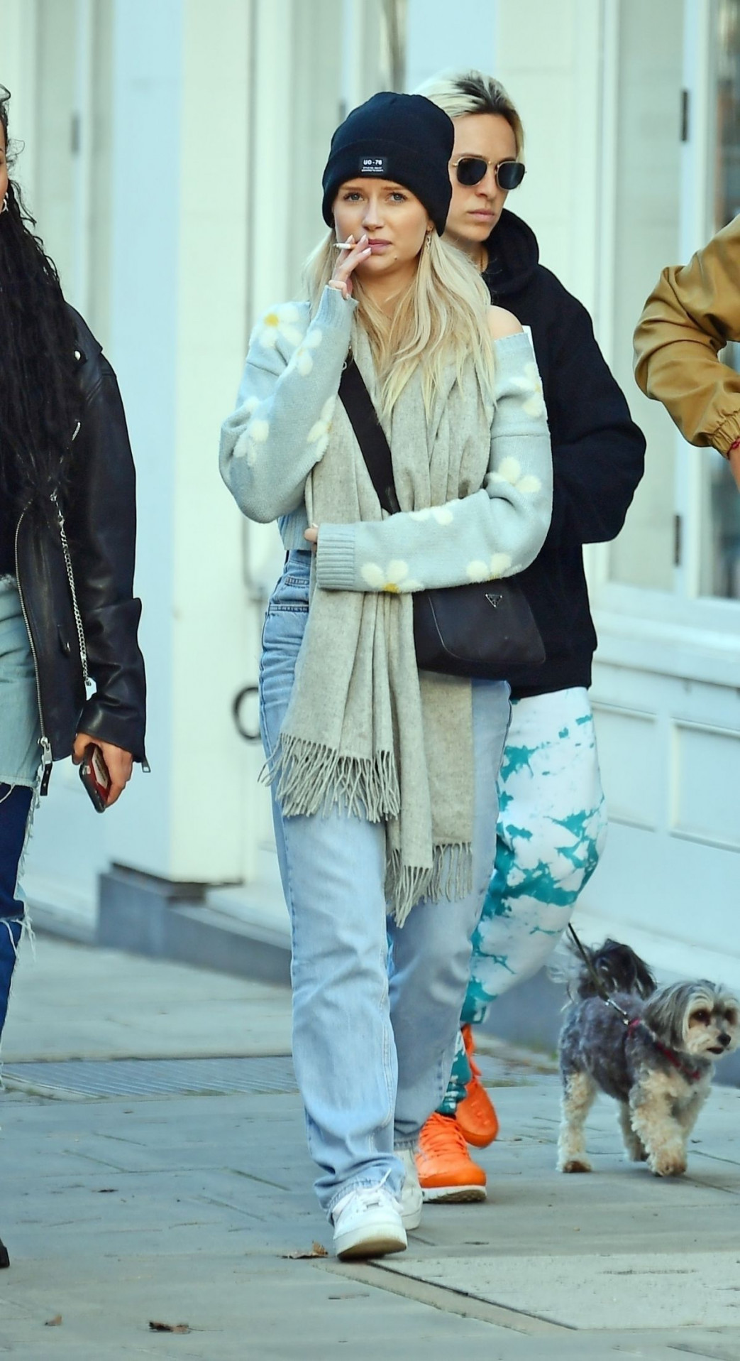 Charlotte-Moss-Smoking-Out-in-London-11082020-2.jpg
