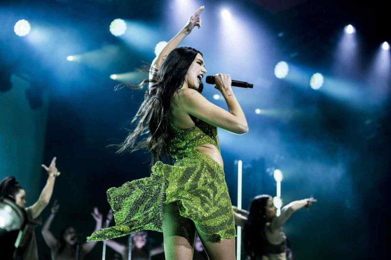 Hot-Performs-Dua-Lipa-596d48642dab63ca5.jpg