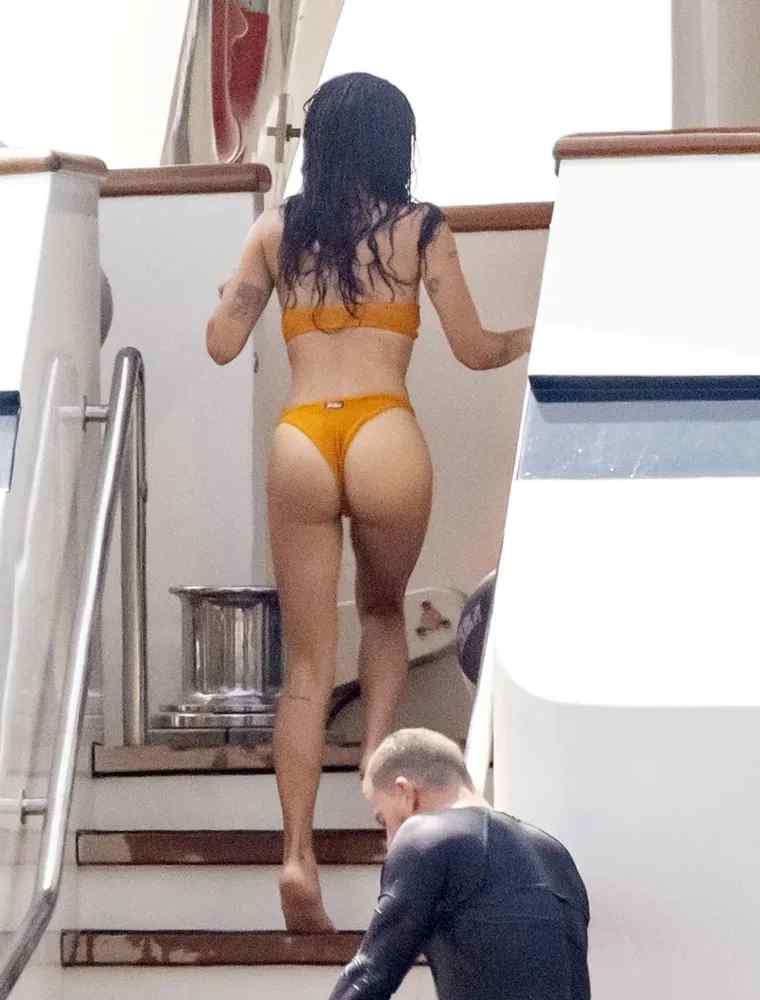 Zoe-Kravitz-wet-wedgies5.jpg